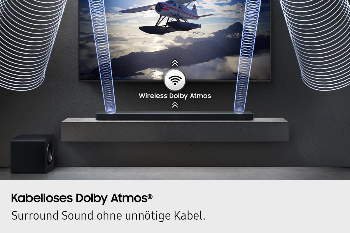 Das Bild zeigt ein Flugzeug über Wasser auf einem Fernsehbildschirm. Unterhalb befindet sich eine Soundbar, links ein Subwoofer. Wireless Dolby Atmos.