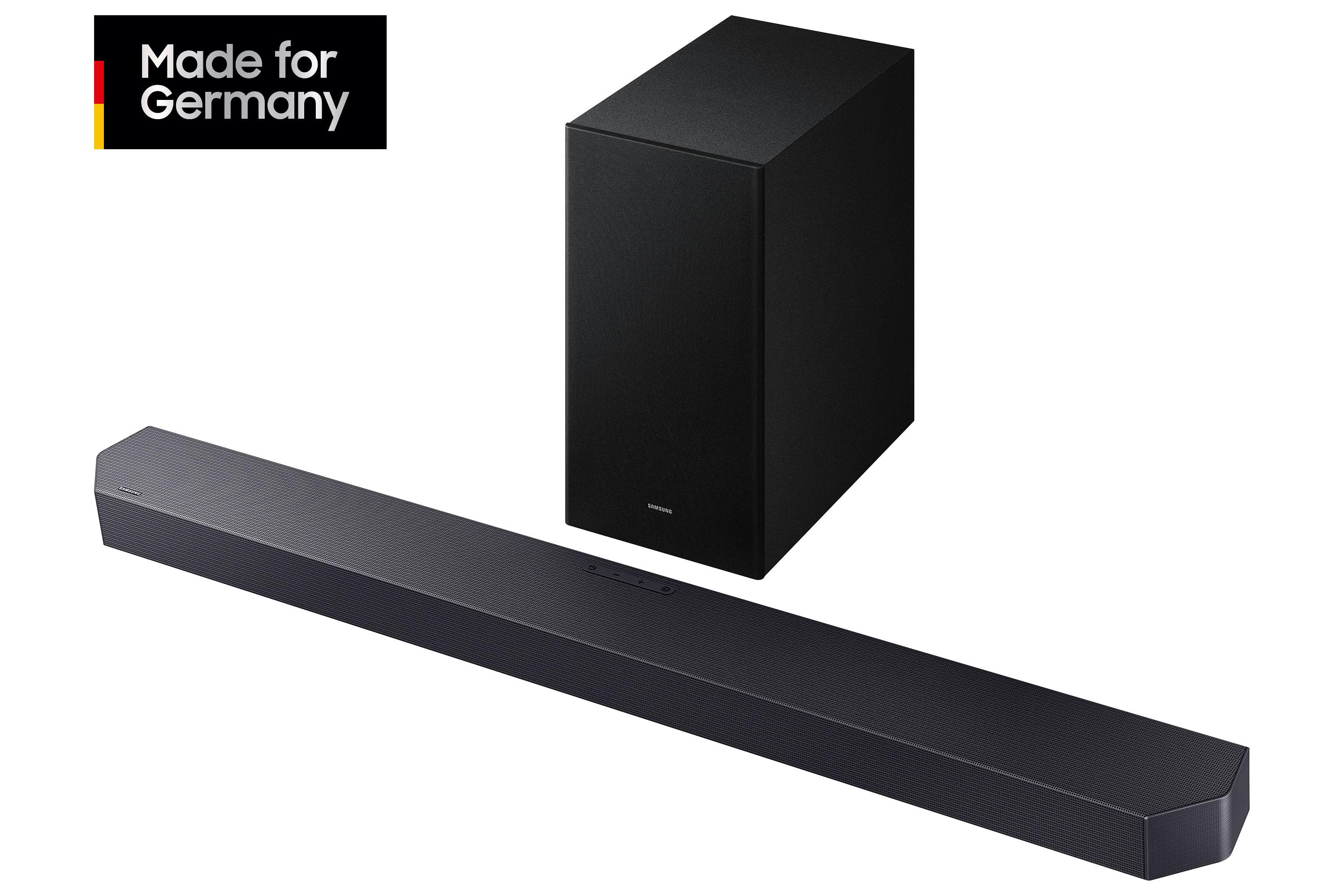 Ein Soundbar- und Subwoofer-Set. Die Soundbar ist lang und schwarz, der Subwoofer ein schwarzer Würfel. Made for Germany Logo.