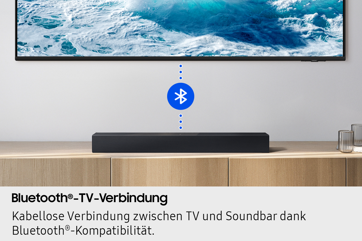 Eine Soundbar unter einem Fernseher mit Bluetooth-Symbol, das eine drahtlose Verbindung anzeigt, auf Holzoberfläche.