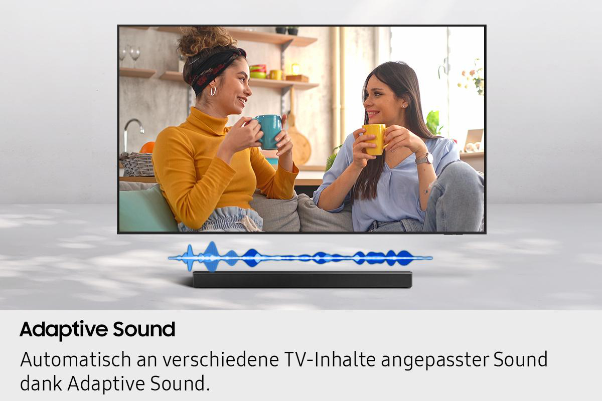 Zwei Frauen im Wohnzimmer, die Tassen halten. Ein Fernseher zeigt sie. Schallwellen und eine Soundbar sind unter dem Fernseher zu sehen.