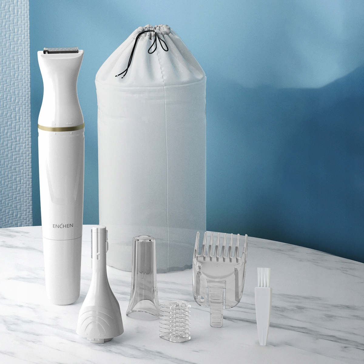 Biała golarka elektryczna z akcesoriami i białą torbą na marmurowej powierzchni na niebieskim tle.
