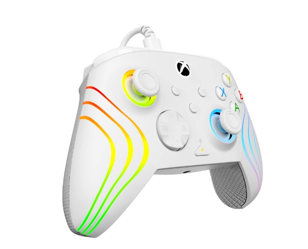 Biały kontroler Xbox z tęczowymi liniami LED. Posiada przyciski, joysticki i kabel. Izolowany na białym tle.
