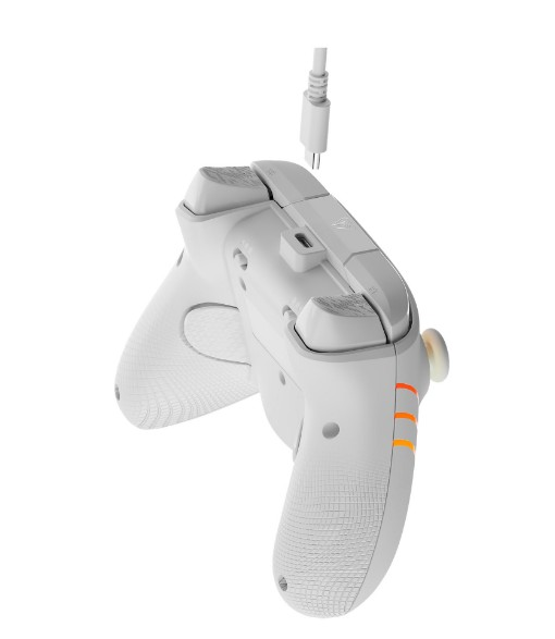 Biały kontroler do gier skierowany w górę. Kabel USB jest podłączony. Kontroler ma pomarańczowe światła.