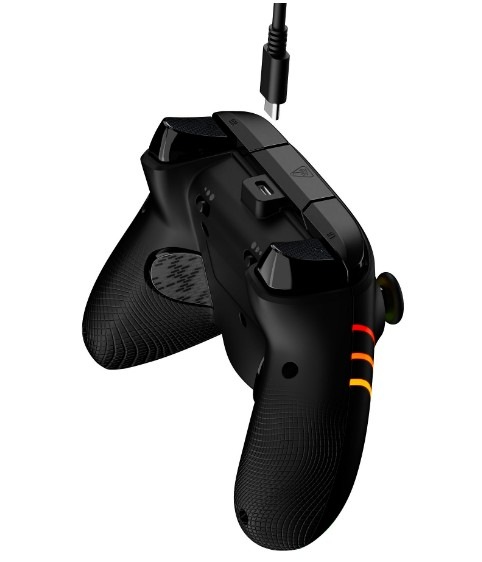 Czarny kontroler do gier z podłączonym kablem USB-C. Kontroler ma teksturowane uchwyty i świecące pomarańczowo-czerwone światła.