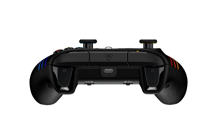 Czarny kontroler do gier, widok z tyłu, z kolorowymi akcentami po bokach. Posiada przyciski, triggery i port USB, na białym tle.