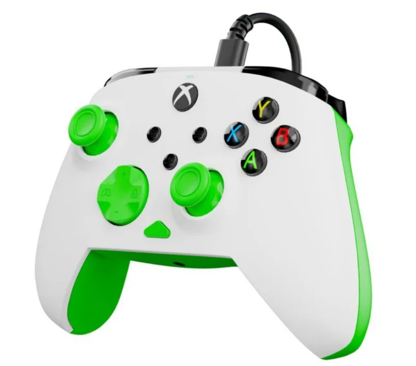 Biało-zielony kontroler Xbox z czarnymi przyciskami. Zielone gałki, D-pad i akcenty. Czarny kabel podłączony u góry.