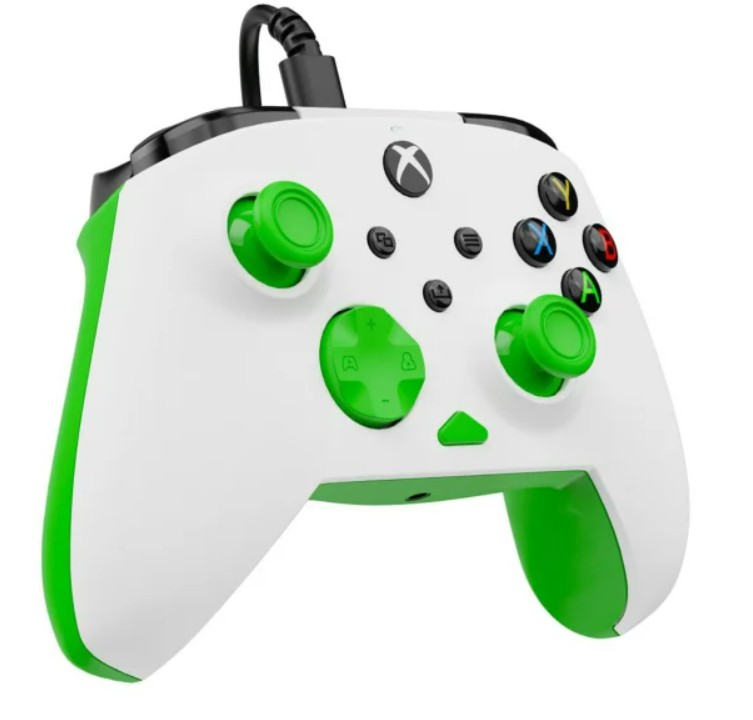 Kontroler Xbox, biały z zielonymi akcentami. Posiada zielone przyciski, drążki i czarny kabel. Widoczne logo Xbox.