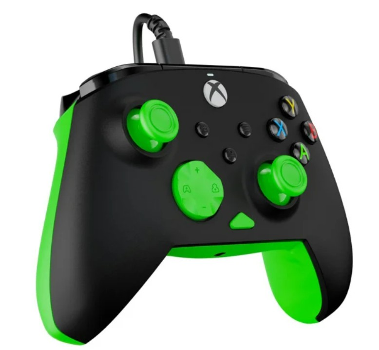 Czarny kontroler Xbox z zielonymi akcentami. Posiada zielone joysticki, przyciski i uchwyt. Połączony czarnym kablem.