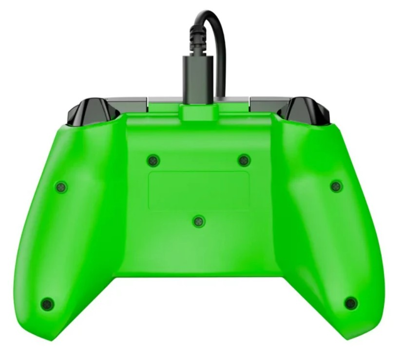 Zielony kontroler do gier na białym tle. Czarny kabel u góry. Czarne przyciski u góry. Śruby widoczne na kontrolerze.
