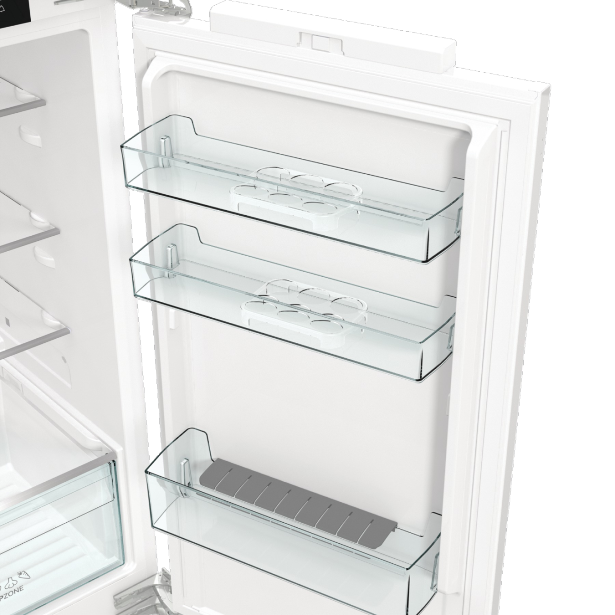 Otwarta biała komora lodówki ze szklanymi półkami i dolną szufladą. Trzy półki zawierają uchwyty na butelki.