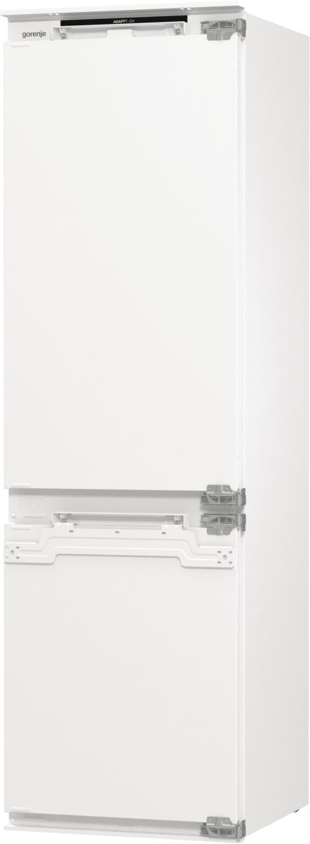 Biała lodówka z dwoma drzwiami. Na górnych drzwiach znajduje się logo Gorenje. Dolne drzwi są gładkie.