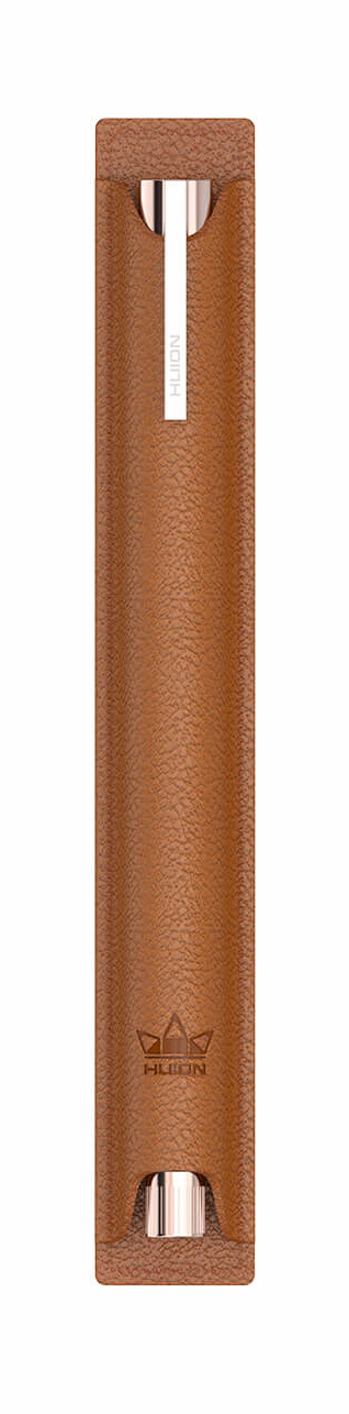 Brązowe skórzane etui na długopis ze srebrnym długopisem w środku. Widoczne logo HUION. Etui jest pionowe.