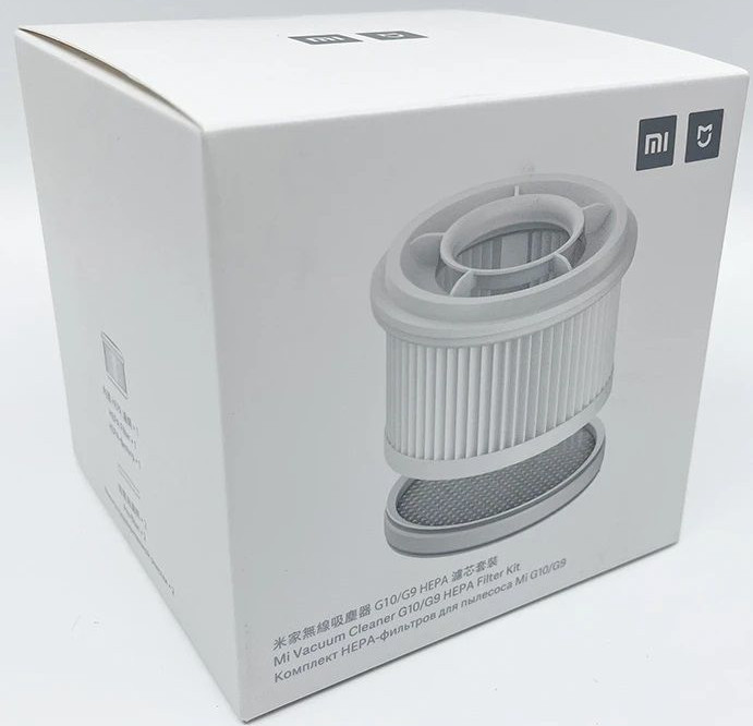 Białe pudełko z zestawem filtrów do odkurzacza. Filtr jest cylindryczny, a pudełko zawiera tekst w wielu językach.