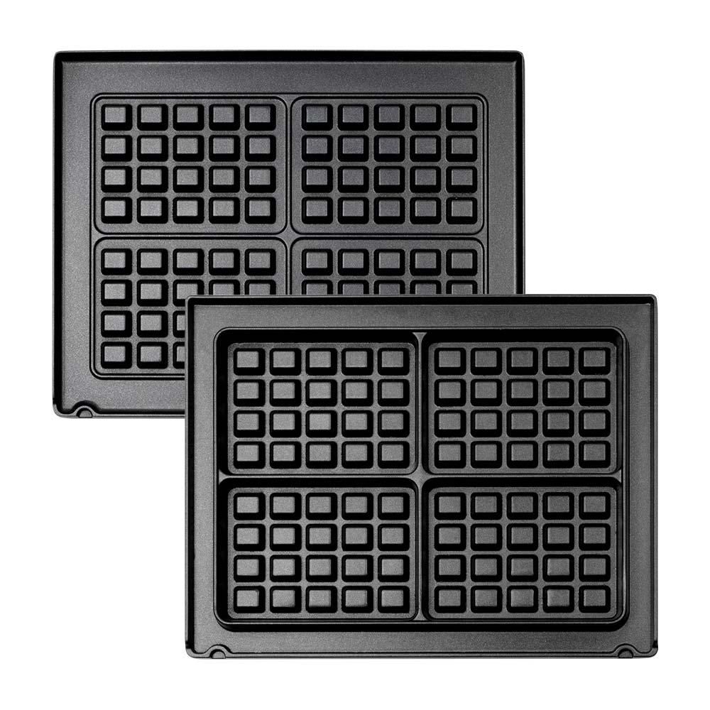 Zwei schwarze Waffeleisenplatten, jede mit vier quadratischen Waffelformen. Die Platten liegen nebeneinander.