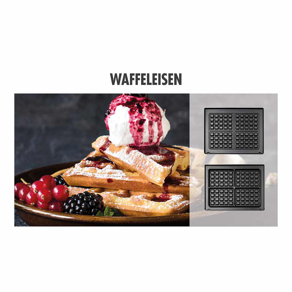 Waffeln mit Eis und Beeren auf einem Teller, Waffeleisen rechts. Dunkler Hintergrund.