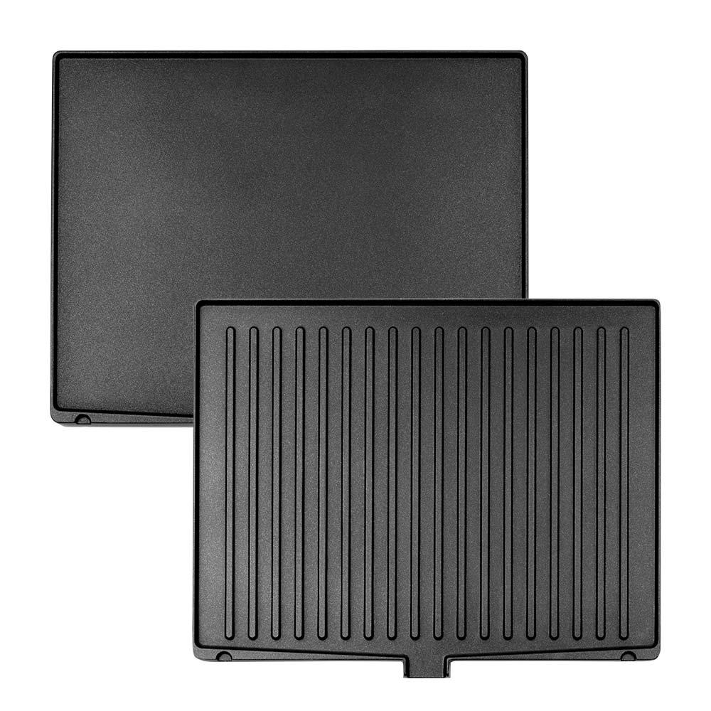 Zwei schwarze, rechteckige Grillplatten, eine flach und eine mit parallelen Rippen, überlappend angeordnet vor weißem Hintergrund.