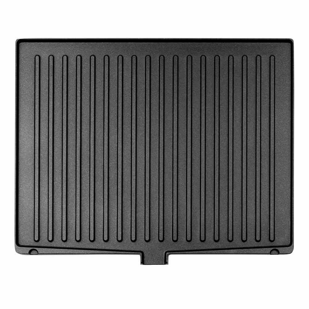 Eine schwarze Grillpfanne mit vertikalen Rillen. Sie ist rechteckig mit abgerundeten Ecken und einer kleinen rechteckigen Kerbe unten.