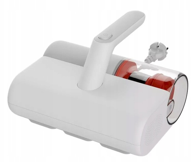 Biało-czerwony odkurzacz ręczny z uchwytem i wtyczką. Pojemnik na kurz jest przezroczysty.