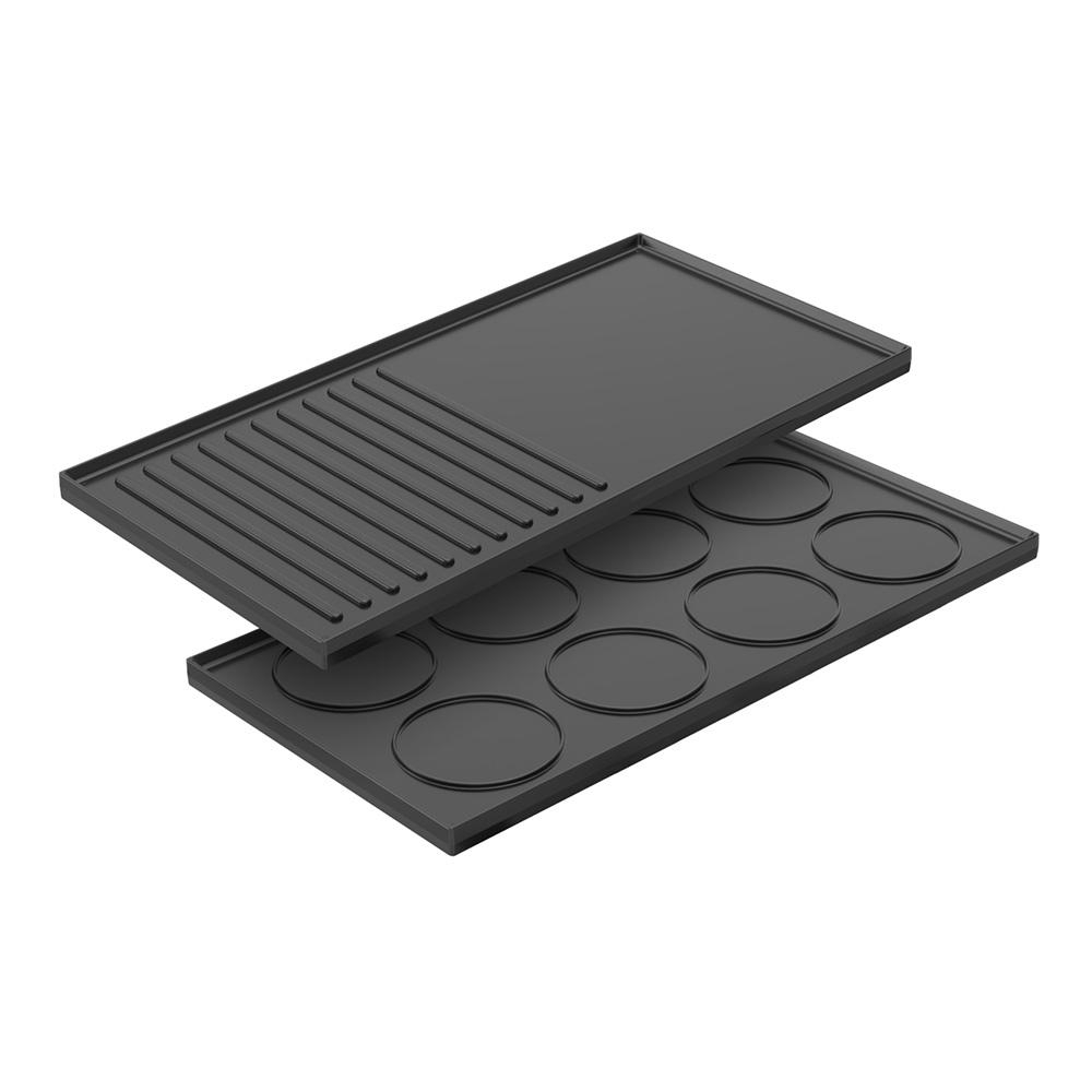 Zwei schwarze Grillpfannen. Eine mit Grilllinien, die andere mit kreisförmigen Formen. Beide überlappen sich leicht vor weißem Hintergrund.