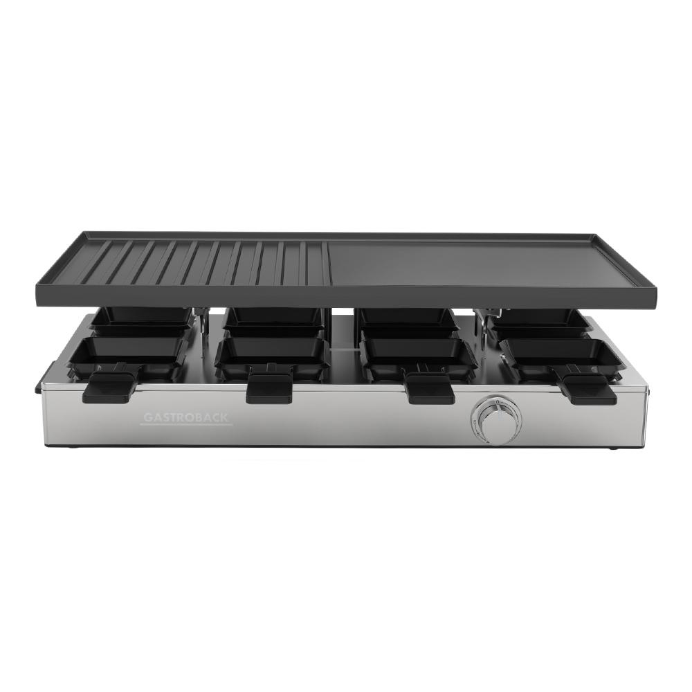 Ein silberner Raclette-Grill mit schwarzer Grillfläche und acht einzelnen Pfännchen. Er hat einen Drehregler und den Markennamen 'Gastroback'.