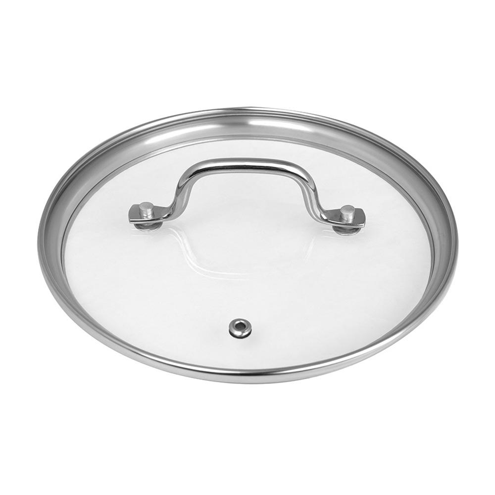 Ein klarer Glasdeckel mit silbernem Rand und Griff. In der Mitte befindet sich ein kleiner Knopf. Der Hintergrund ist schlicht weiß.