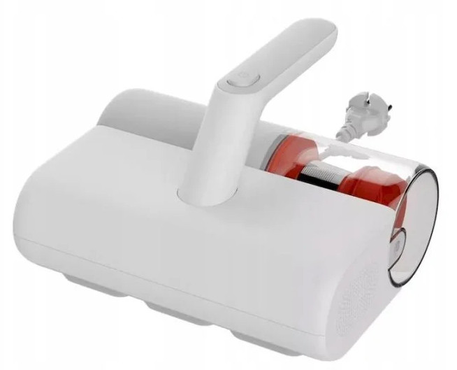 Biało-czerwony odkurzacz bezprzewodowy. Posiada uchwyt, przezroczysty pojemnik na kurz i wtyczkę.