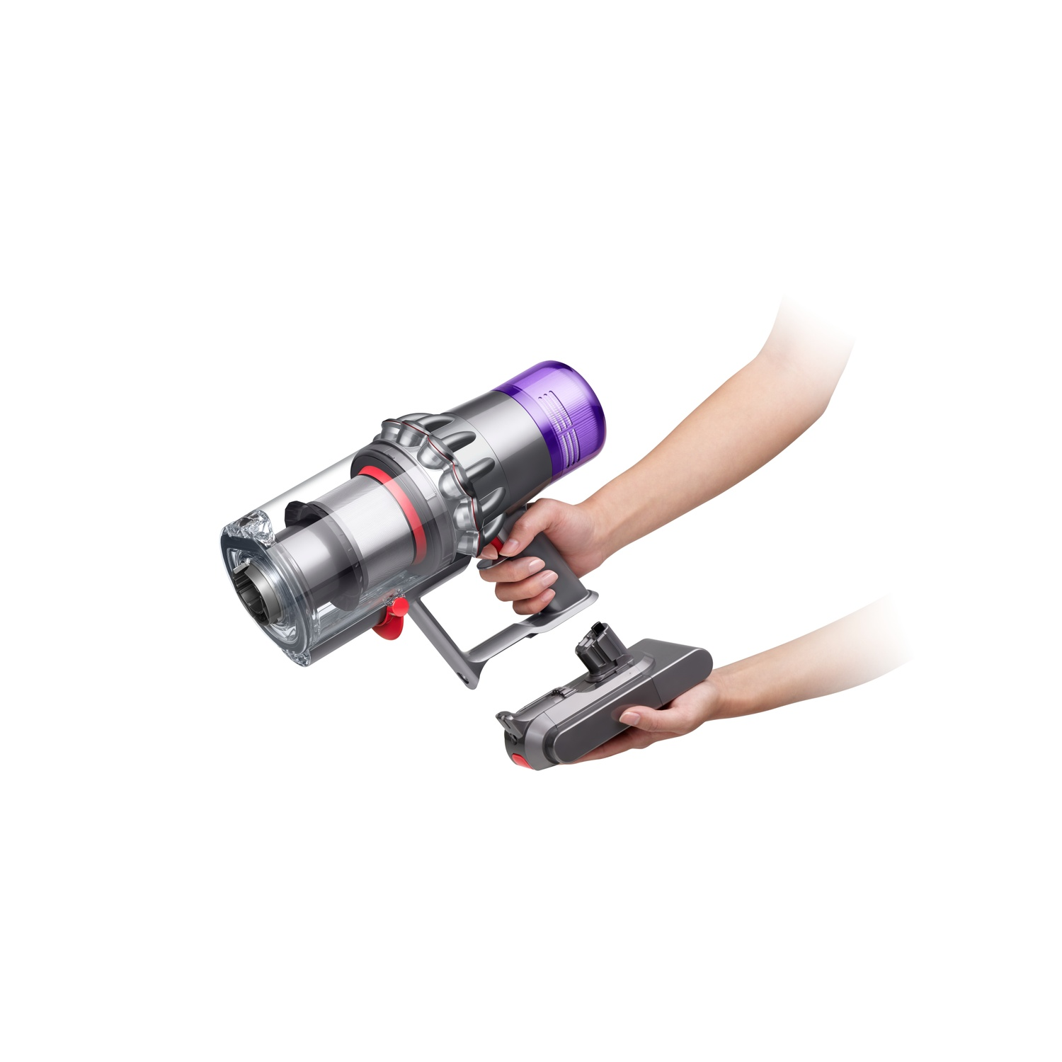 Een persoon die een Dyson-stofzuiger vasthoudt met een borstelopzetstuk. De stofzuiger is grijs en paars.