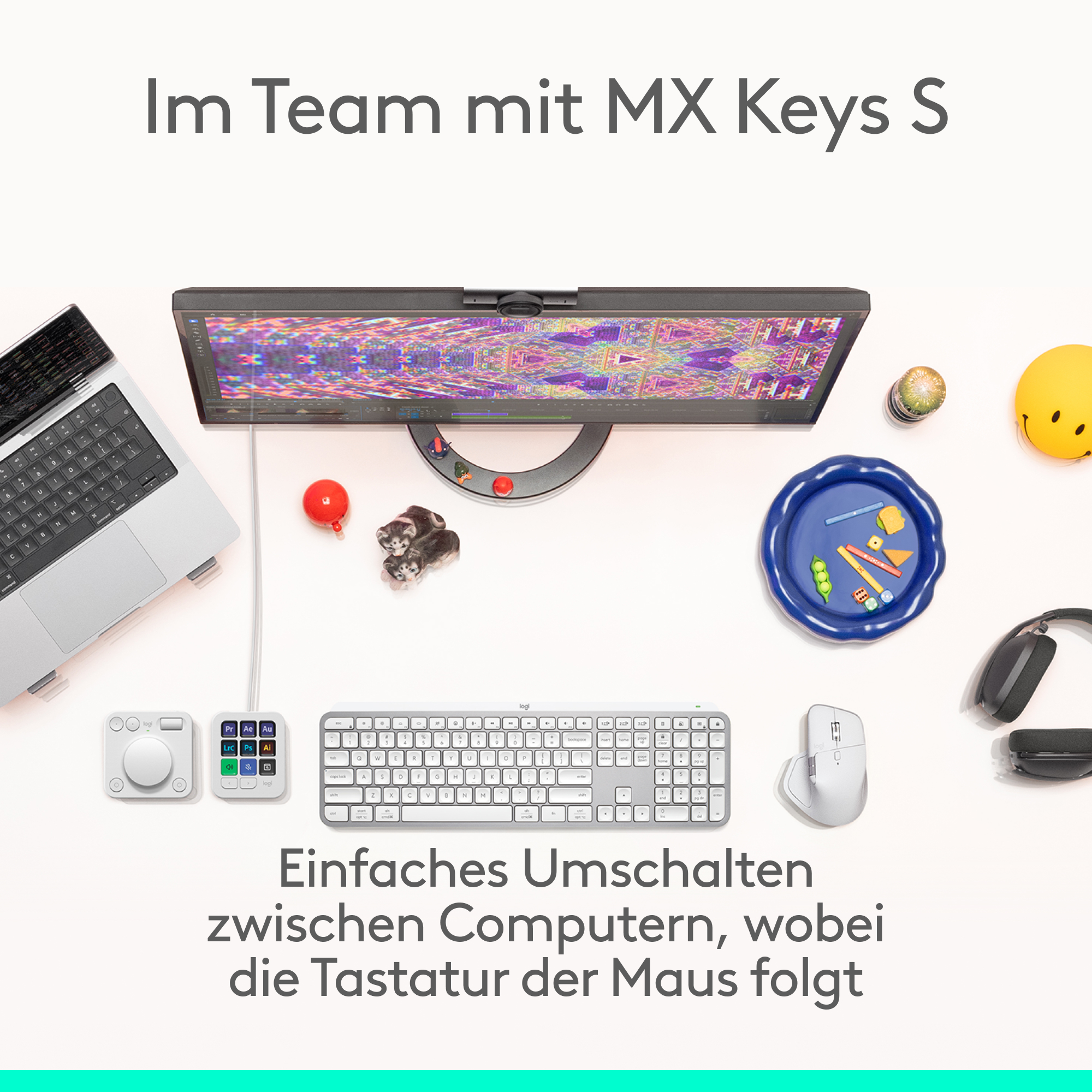 Ein Setup mit Laptop, Monitor, Tastatur, Maus und anderen Objekten auf weißer Oberfläche. Text: Im Team mit MX Keys S.