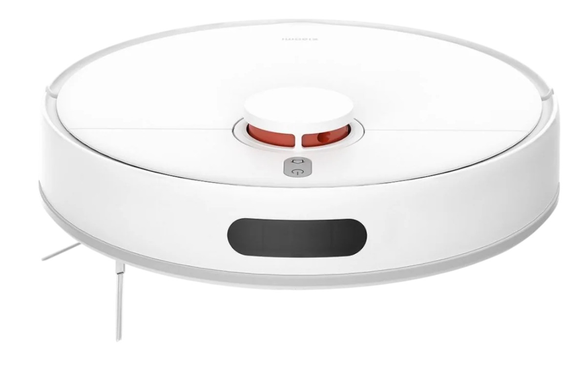 Biały odkurzacz automatyczny z czerwonym przyciskiem akcentującym i czarnym obszarem czujnika. Ma okrągły kształt i włosie.