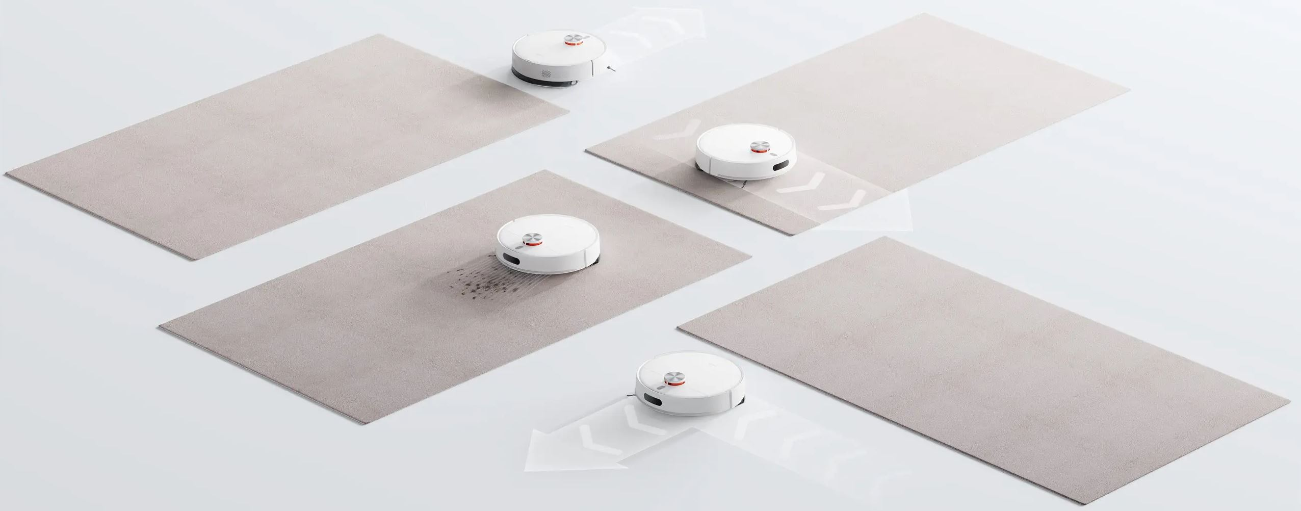 Cztery roboty sprzątające na szarych matach. Strzałki wskazują trasy czyszczenia. Jeden robot ma brud.