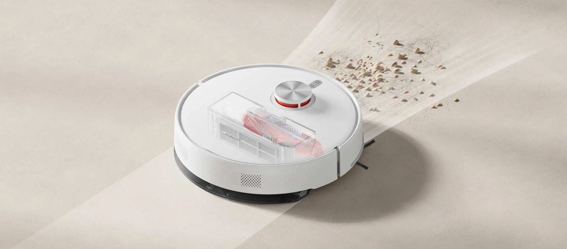 Biały robot sprzątający czyści jasną powierzchnię. W pobliżu odkurzacza widoczne są zanieczyszczenia, z przezroczystym pojemnikiem.