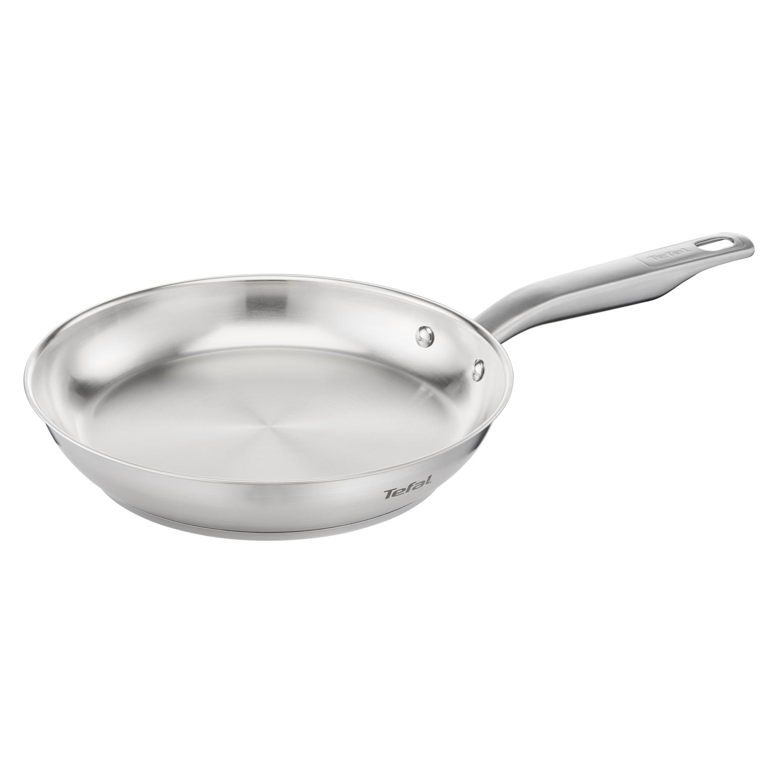 Eine Bratpfanne aus Edelstahl von Tefal mit langem Griff, vor weißem Hintergrund.