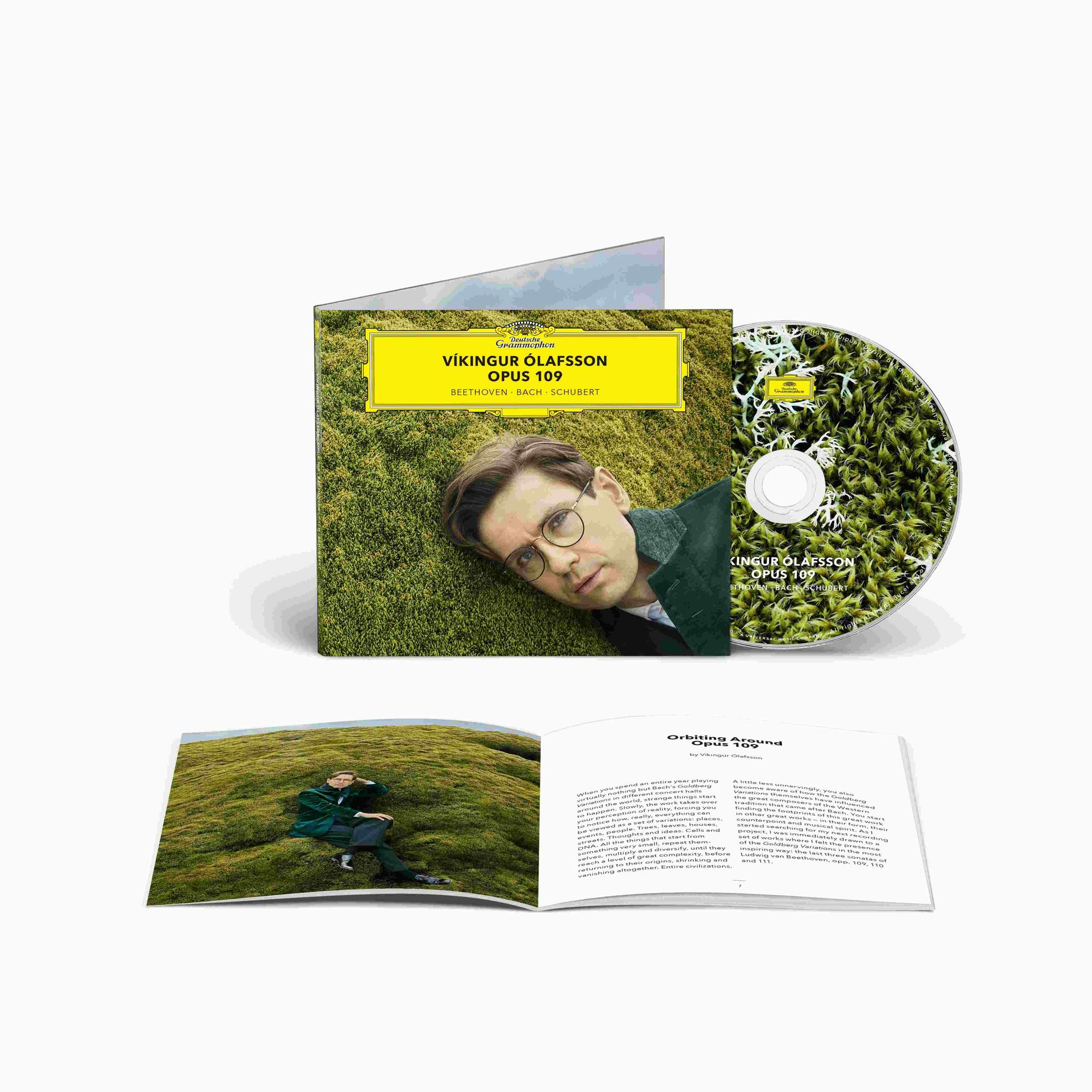 Albumcover: Vikingur Ólafsson mit Brille auf Moos. CD und Booklet sind ebenfalls sichtbar.