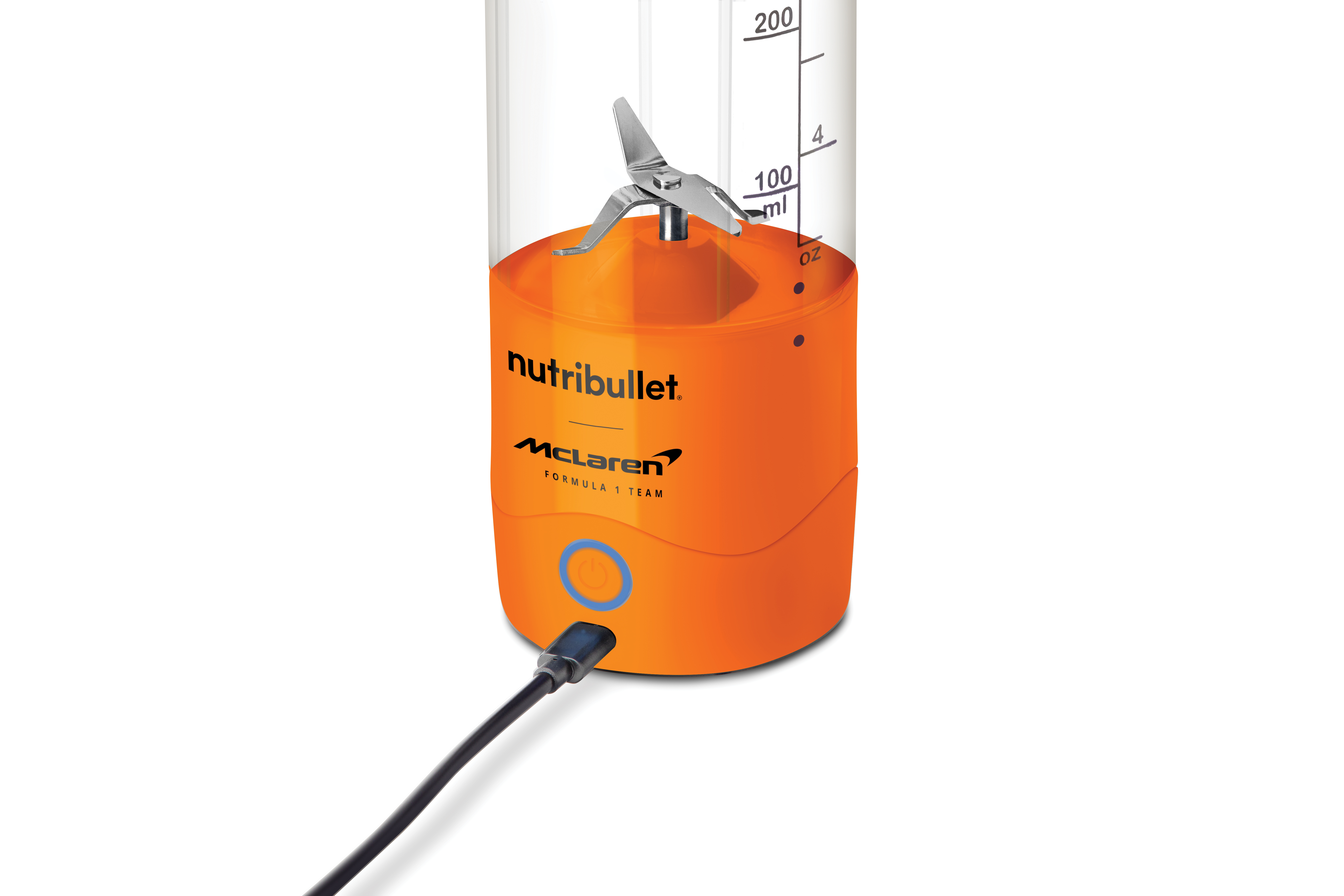 Ein orangefarbener Nutribullet-Mixer mit McLaren Formel 1 Team-Branding. Ein schwarzes USB-Kabel ist eingesteckt. Weißer Hintergrund.