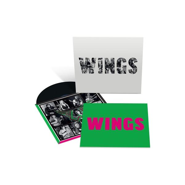 Albumhoes met "WINGS" gemaakt van bandfoto's op witte achtergrond. Een vinylplaat en een groene hoes met roze "WINGS" zijn zichtbaar.