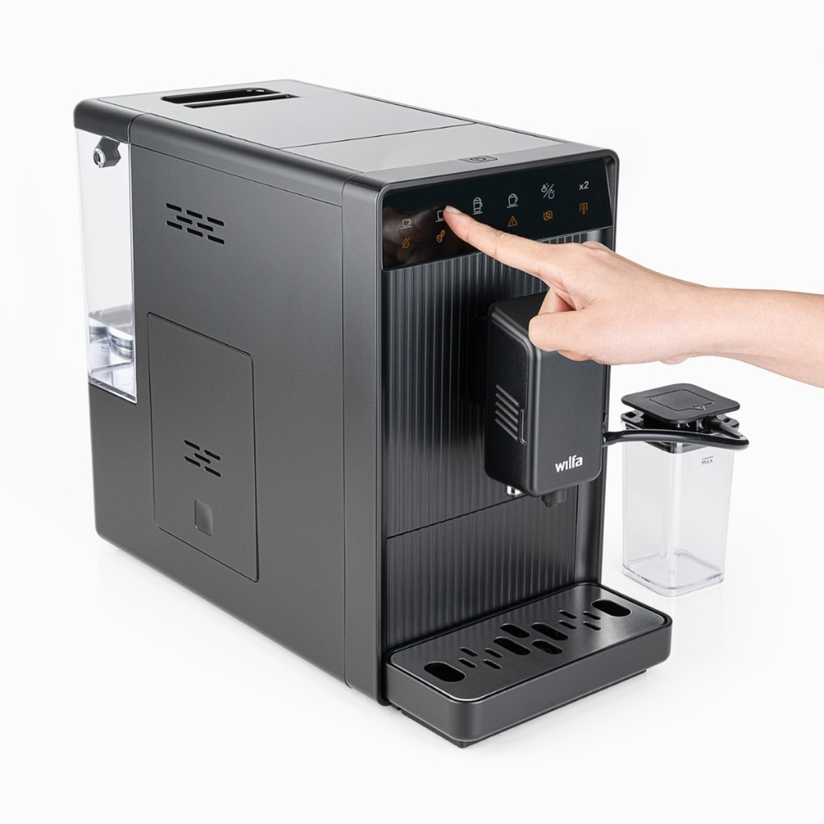 Una mano preme un pulsante su una macchina da caffè Wilfa nera. Un serbatoio dell'acqua è visibile sul lato sinistro.