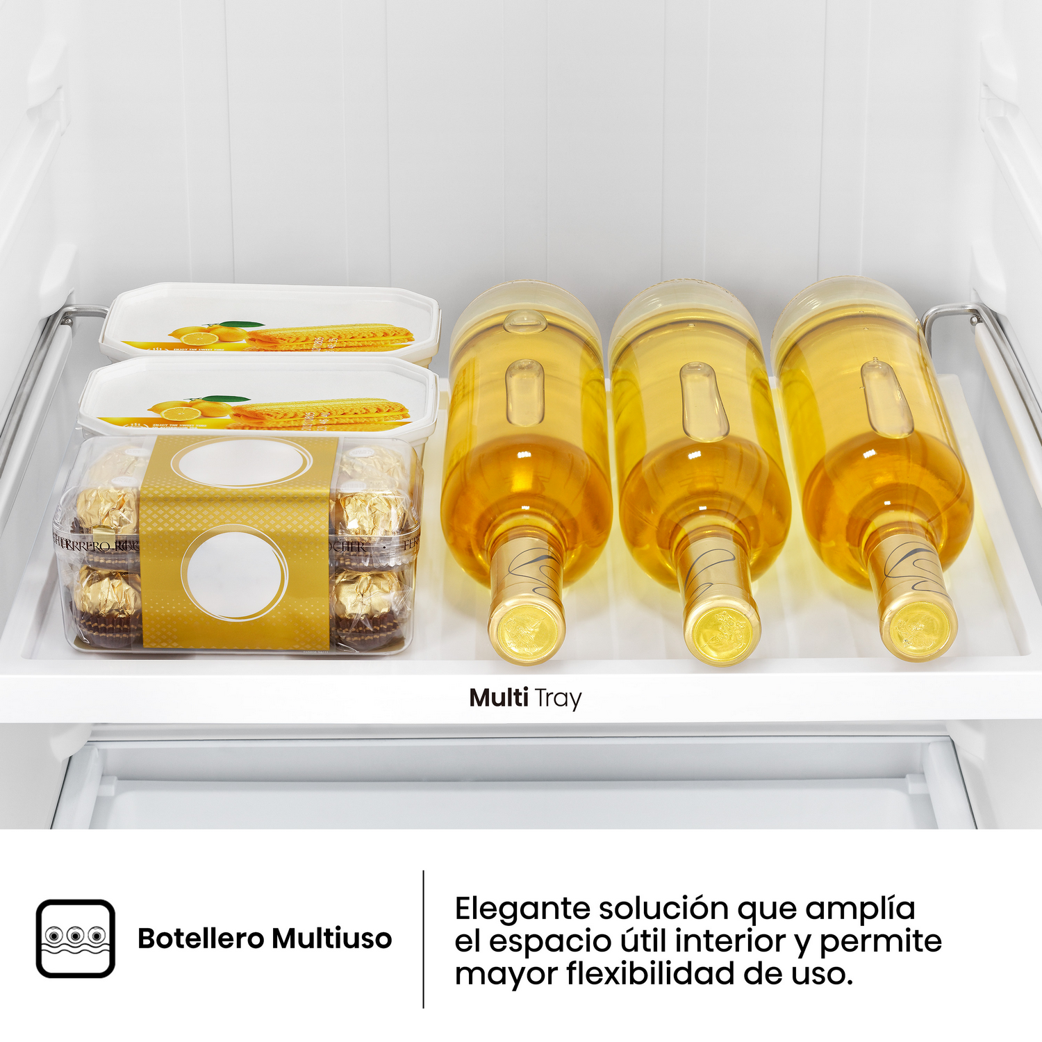 Dentro de un refrigerador: mantequilla, bombones y botellas de vino en estantes. La parte inferior muestra un cajón.