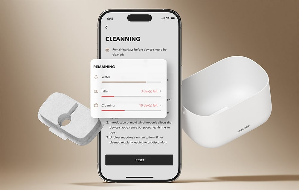 Egy telefon tisztító alkalmazást jelenít meg, szűrővel, fehér tartállyal és szűrődarabbal. Az alkalmazás a szűrő és a tisztítás hátralévő napjait jelzi.