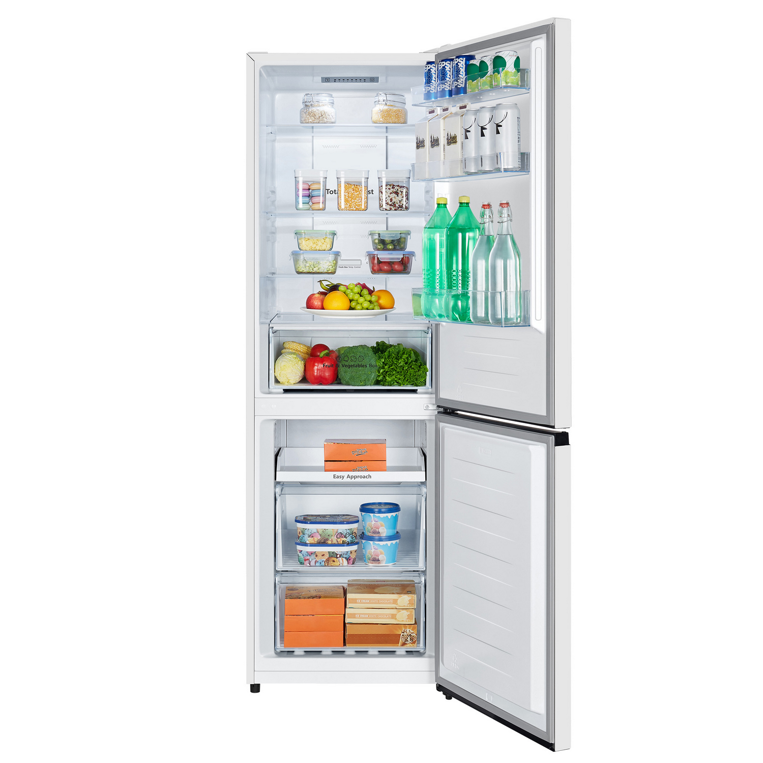 Refrigerador blanco abierto, lleno de alimentos. Incluye frutas, verduras, bebidas y productos envasados. La puerta del congelador también está abierta.