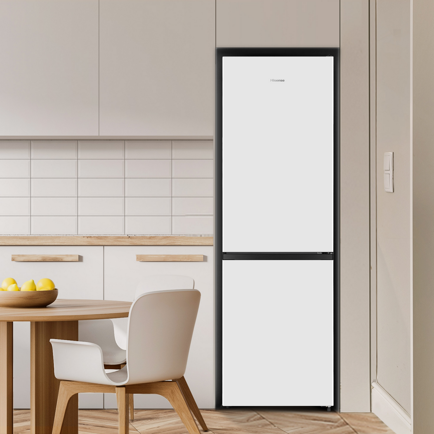 Un refrigerador blanco en una cocina moderna. Una mesa con un cuenco de limones y sillas está en primer plano.