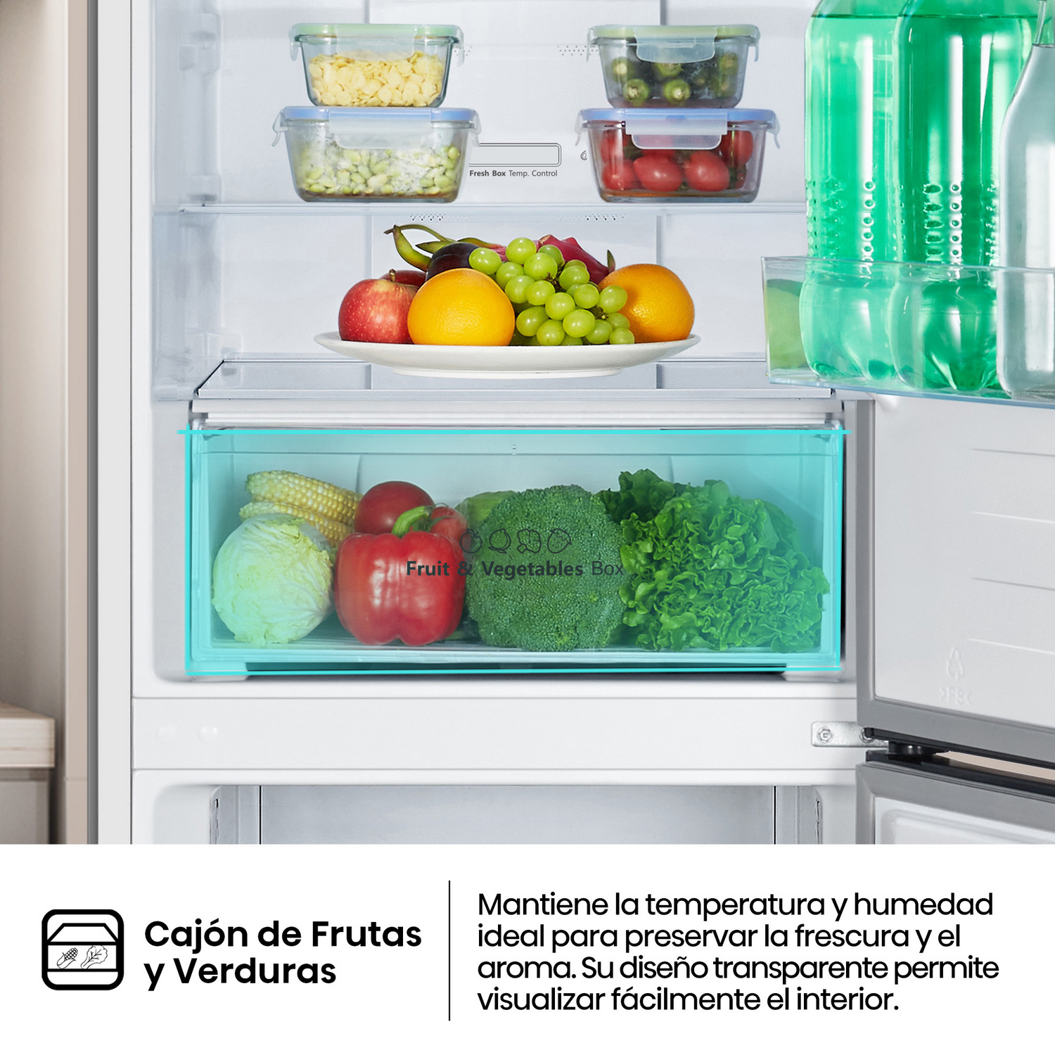 Dentro de una nevera: frutas y verduras en cajones. Otros estantes contienen recipientes con comida y bebidas.