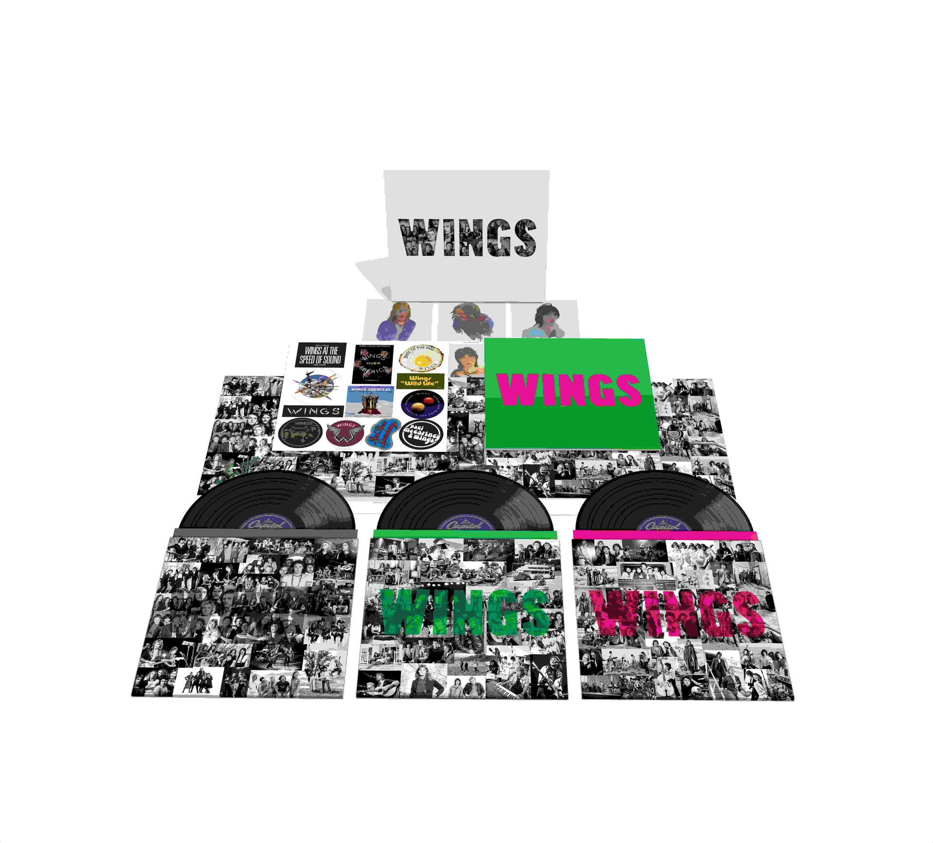 Un coffret d'albums Wings. Trois disques vinyles dans des pochettes. Le nom de l'album est visible en blanc, vert et rose.