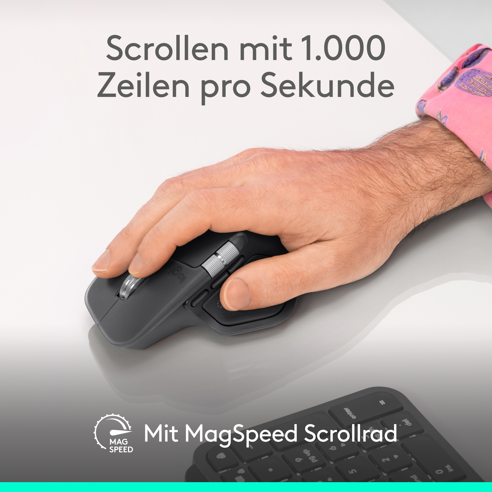 Eine Hand benutzt eine graue Maus mit einem Scrollrad. Im Hintergrund befindet sich eine schwarze Tastatur. Der Text lautet 'Scrollen mit 1.000 Zeilen pro Sekunde'.