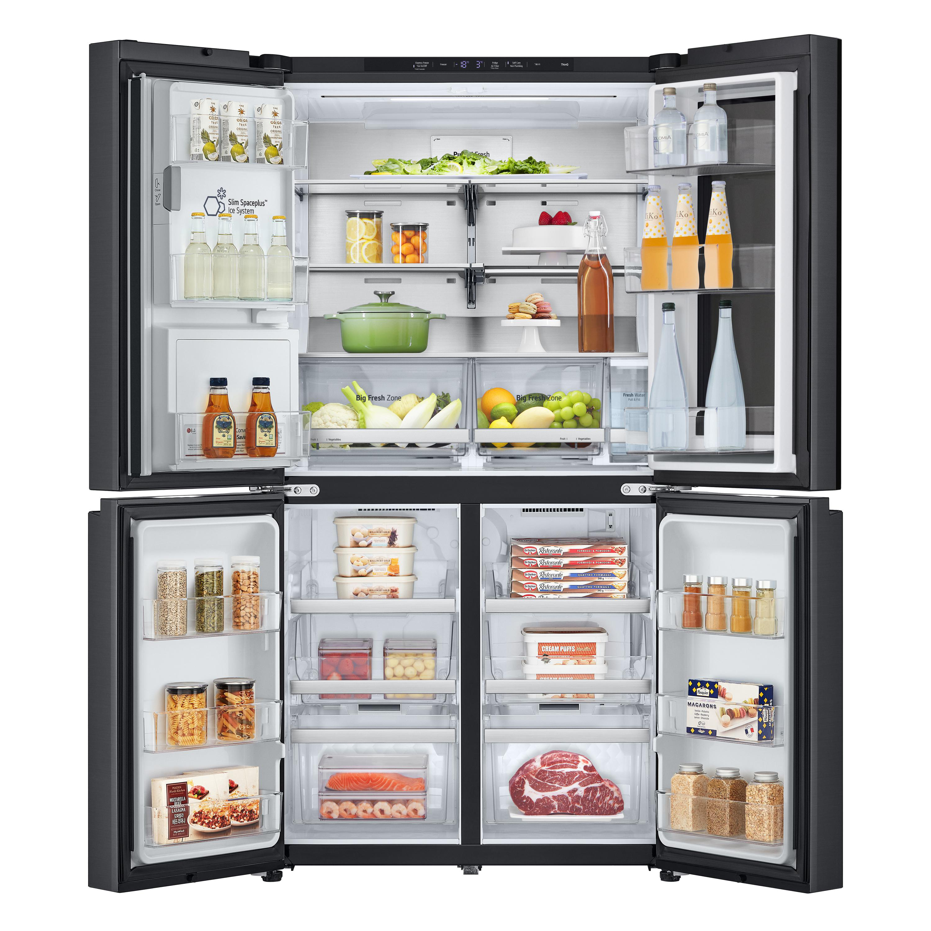 Offener schwarzer Kühlschrank voller Lebensmittel. Enthält Obst, Gemüse, Getränke und verpackte Artikel. Die Türen sind weit geöffnet.