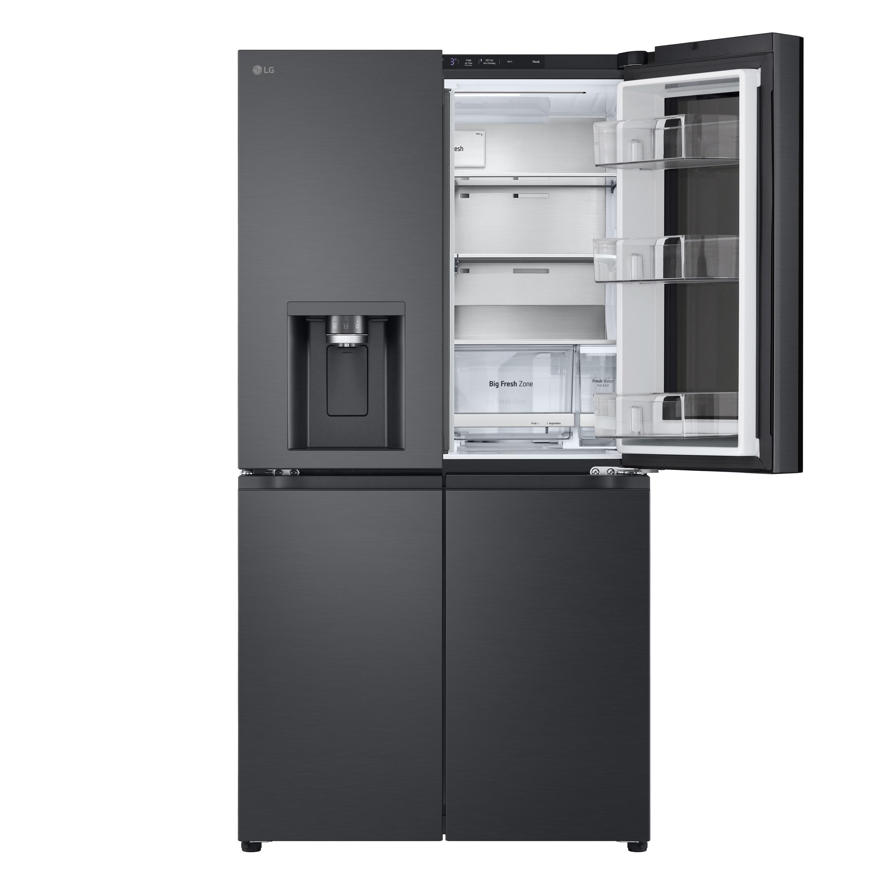 Ein schwarzer LG-Kühlschrank, eine Tür geöffnet, zeigt Regale und Schubladen. Mit Wasserspender.