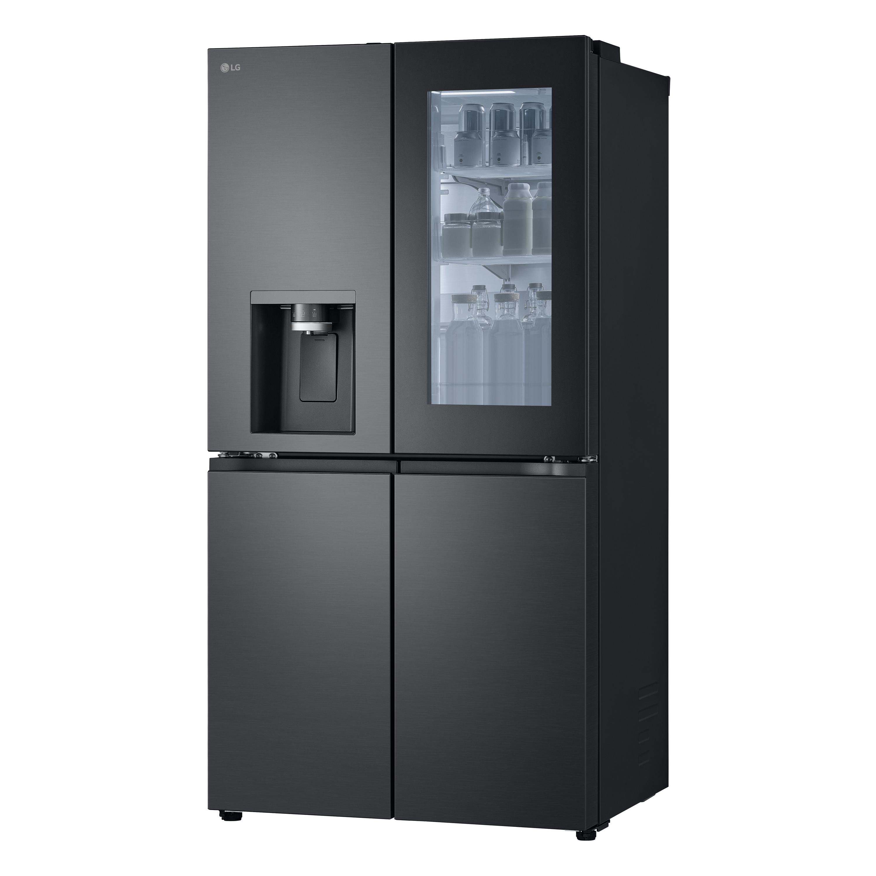 Ein schwarzer LG-Kühlschrank mit vier Türen. Er hat einen Wasserspender und eine Glastür mit Flaschen und Dosen.