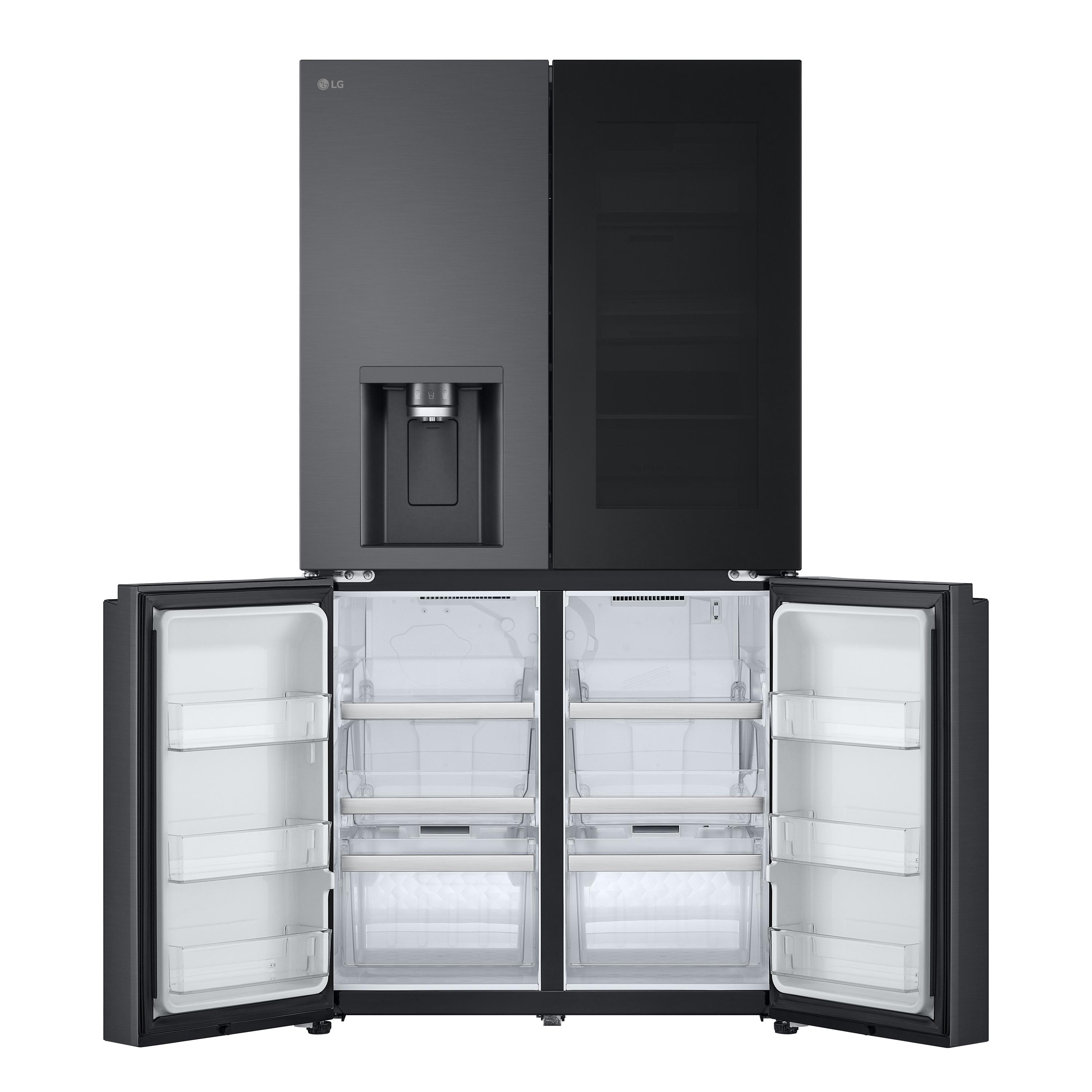 Ein schwarzer LG-Kühlschrank mit geöffneten Türen. Er hat einen Eis- und Wasserspender. Der Innenraum hat Regale und Schubladen.