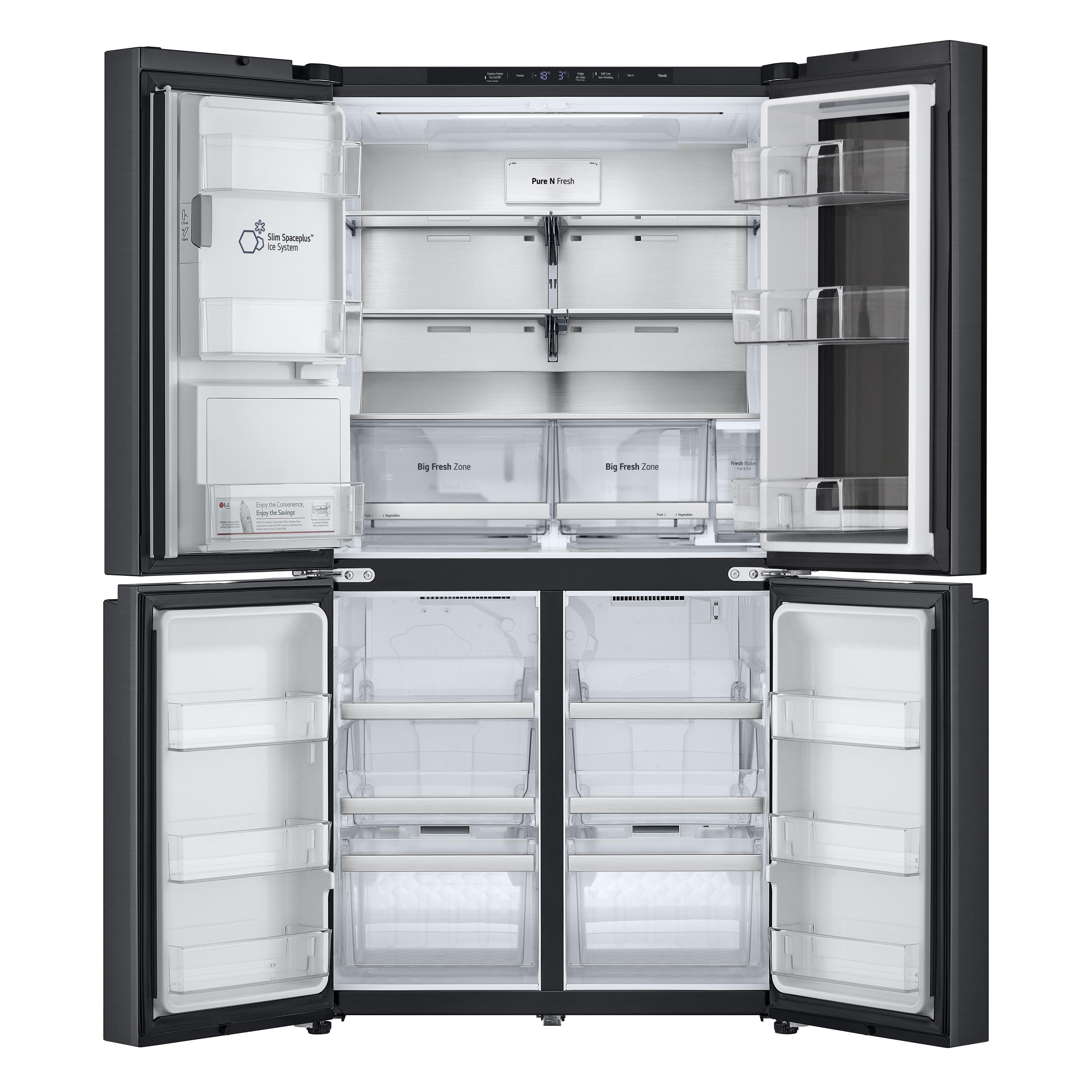 Ein schwarzer LG-Kühlschrank mit offenen Türen. Er hat Eis- und Wasserspender, mehrere Regale und Schubladen.