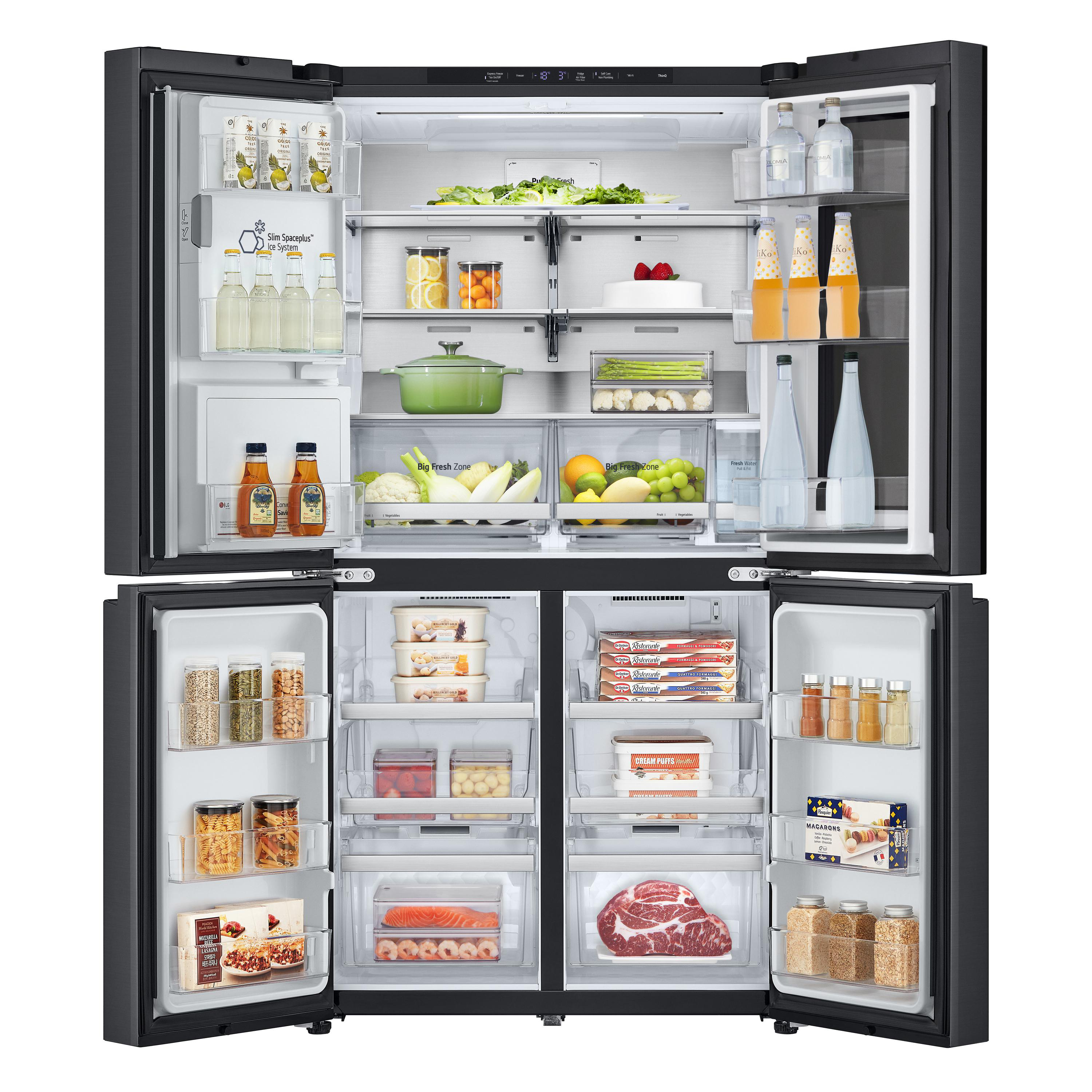 Ein schwarzer Kühlschrank mit geöffneten Türen, gefüllt mit verschiedenen Lebensmitteln. Enthält Obst, Gemüse, Getränke und Tiefkühlkost.