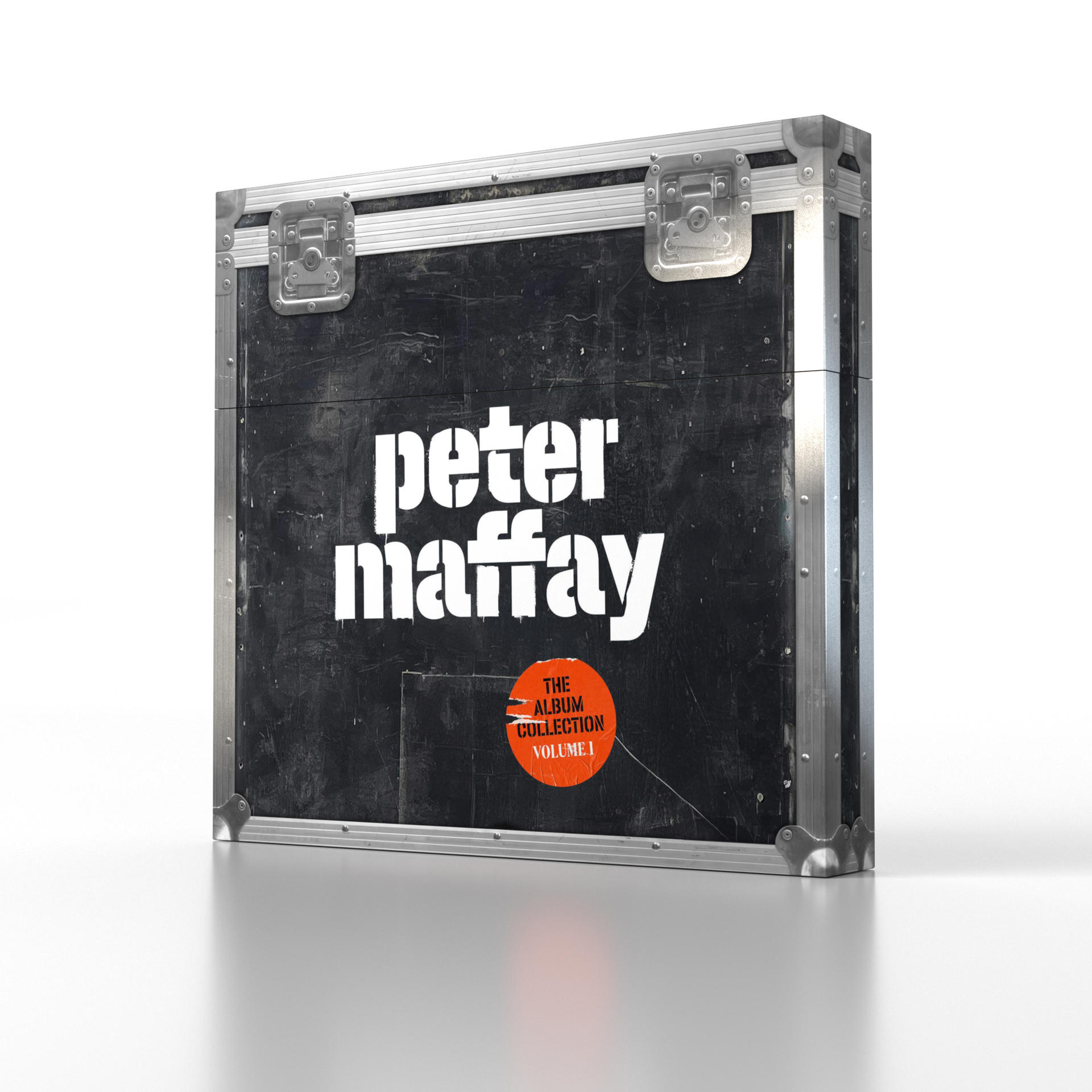 Ein schwarzer Albumkoffer mit weißen Buchstaben 'Peter Maffay'. Ein orangefarbener Aufkleber lautet 'The Album Collection Volume 1'.